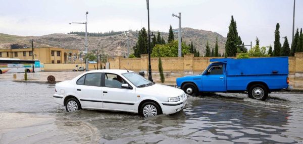 بارش باران و وزش باد شدید در راه استان فارس