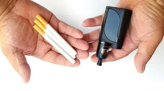 ویپینگ خطرناک‌تر است یا کشیدن سیگار؟