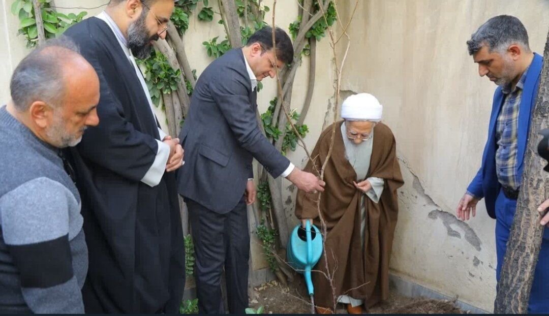 آمل کاشت نهال توسط آیتالله جوادی آملی - خبرگزاری مهر | اخبار ایران و جهان