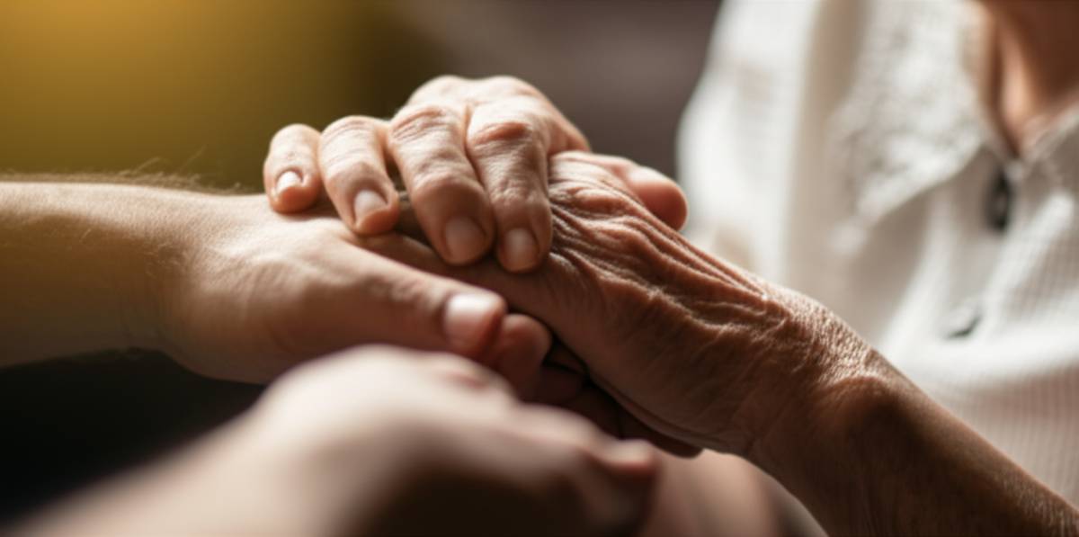 نفقه پدر و مادر بر عهده کیست؟ | مسئولیت قانونی فرزندان