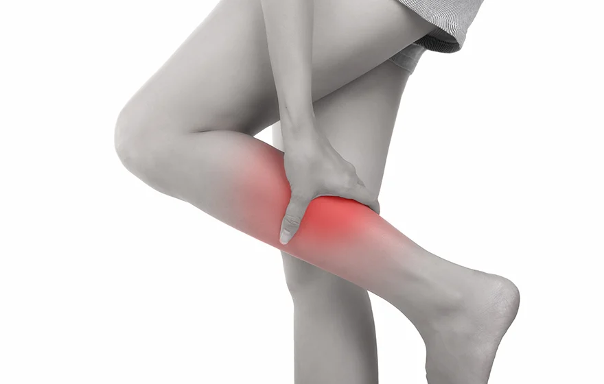 چرا ماهیچه پشت ساق پا درد میگیرد؟ از دلایل تا راههای تسکین